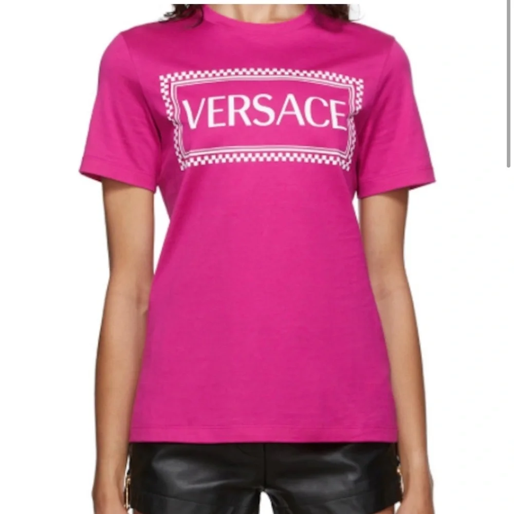 Versace 90s Logo T-shirt , pink IT size 40 - Picture 1 of 4